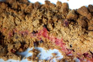 un crumble pomme-sureau